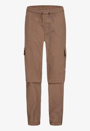 Pantaloni cargo maro dintr-un material ușor, cu o talie elastică, buzunare laterale și tivuri mansetate. Suprafață texturată cu detalii minime.