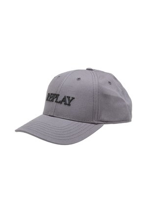 Szara czapka bejsbolowa z czarnym haftowanym tekstem "REPLAY" z przodu i przeszywanym wzorem paneli, przedstawiona na jednolitym białym tle.