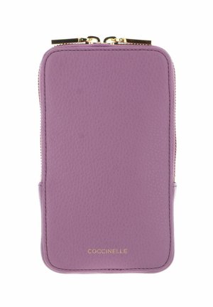 Portefeuille en cuir violet avec fermeture éclair double ton or et nom de la marque "COCCINELLE" embossé en or au centre en bas.