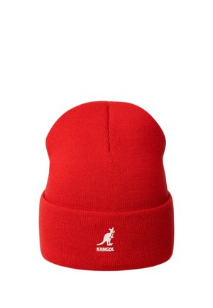 Berretto beanie lavorato a maglia rosso brillante con risvolto che presenta un piccolo logo bianco a forma di canguro e la scritta Kangol sul risvolto.