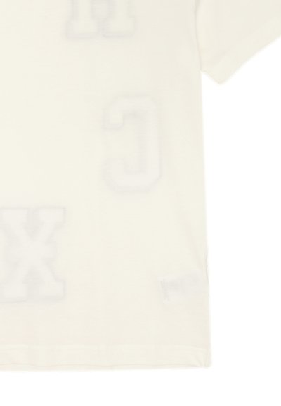 T-shirt beige a maniche corte con grandi lettere testurizzate "H," "C" e "X" in chiaro sul davanti, con una finitura liscia.