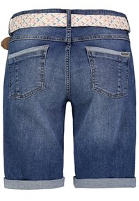 Jeansshorts in einer dunkelblauen Waschung, mit umgeschlagenem Saum und einem gewebten mehrfarbigen Gürtel. Verfügt über zwei Gesäßtaschen und Stickdetails.