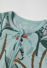 Grønne zip-up beklædningsgenstand med en lys teal bund, dekoreret med et fantasifuldt mønster af firben, planter og insekter. Blød tekstur og rund halsudskæring.