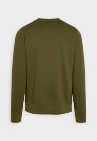Felpa a maniche lunghe verde oliva con colletto a girocollo, rifinita con polsini e orlo a coste, mostrata da dietro su uno sfondo bianco semplice.