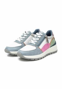 Zapatillas ligeras que combinan ante azul y cuero blanco, con acentos en rosa y verde, un cierre lateral y una suela de goma texturizada.