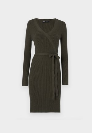 Vestido de canalé verde oscuro con escote en V, mangas largas y cinturón de lazo en la cintura. Confeccionado en una tela de punto texturizada.