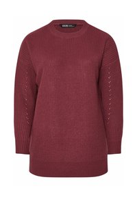Kastanienbrauner Strickpullover mit gerippter Struktur, rundem Halsausschnitt und langen Ärmeln, die offene Strickdetails entlang der Arme aufweisen.