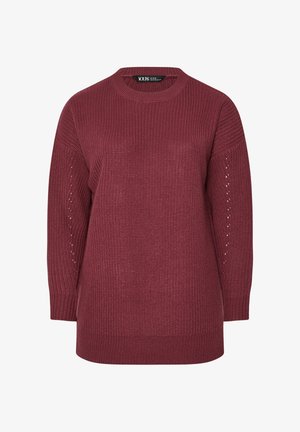 Kastanienbrauner Strickpullover mit gerippter Struktur, rundem Halsausschnitt und langen Ärmeln, die offene Strickdetails entlang der Arme aufweisen.