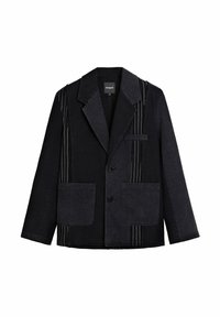 Chaqueta negra y gris oscuro con un acabado texturizado, cuello estructurado, dos bolsillos frontales y detalles de rayas verticales en un lado.