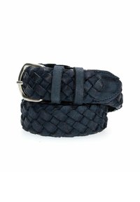 Cintura in pelle blu scuro intrecciata con fibbia in metallo argentato, caratterizzata da una superficie testurizzata e un design intrecciato distintivo.