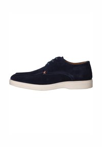 Marineblauwe suède schoen met een gladde textuur, witte rubberen zool, ontwerp met vijf veterogen en een klein oranje stikdetail.
