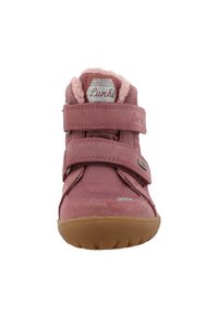 Vista frontale di stivaletti invernali per bambini di colore rosa con doppie chiusure in velcro e foderatura morbida, suola in gomma marrone e etichetta del brand sulla linguetta.