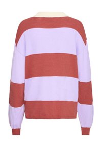 Perdidelis megztinis su vertikaliomis dryžiais levandų ir rūdžių spalvų. Megztas audinys, ribinėmis rankogaliai ir balto apykaklės detalė kaklo zonoje.