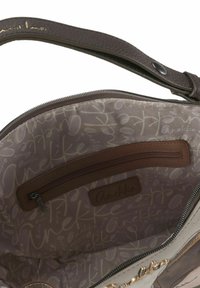 Weiße Handtasche mit einem strukturierten braunen Riemen, innen hellfarben und mit dem Wort "Anekke" gemustert. Enthält eine Reißverschlusstasche.