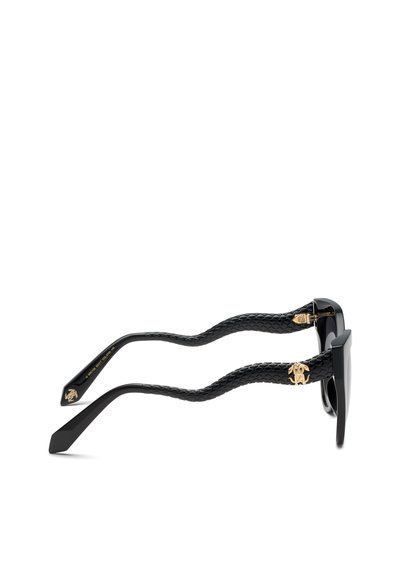Lunettes de soleil noires avec des branches ondulées texturées et des logos décoratifs dorés près des charnières sur fond blanc.