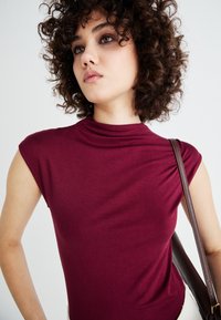Gina Tricot SOFT TOUCH FUNNEL NECK TOP - Pamata T-krekls - zinfandel