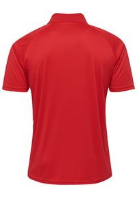 Röd polo t-shirt, kortärmad, tillverkad av slätt tyg. Har en klassisk krage och sömsömmar vid axlarna.