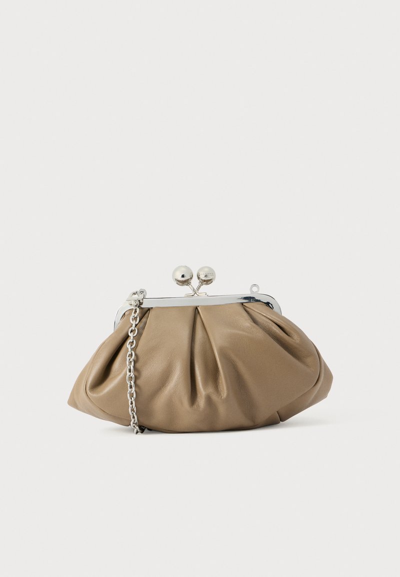 Δερμάτινο τσαντάκι σε απαλό μπεζ χρώμα με στρογγ υλεμένο σχήμα, πλισέ υφή, ασημένιο κούμπωμα τύπου kiss-lock και αποσπώμενο λουρί αλυσίδας.