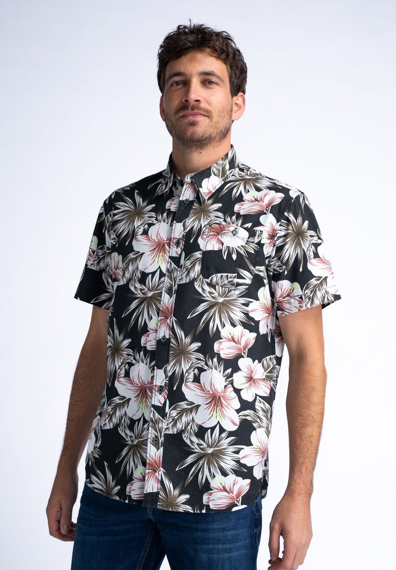 Camisa de manga corta botonada en tejido negro, con grandes patrones florales en blanco y rosa, y un bolsillo en el pecho con un botón.