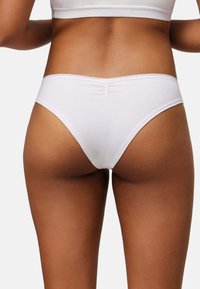 Braga bikini de algodón blanco con diseño sin costuras, delicado borde de picot en la cintura y textura suave.