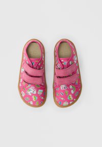 Roosad kangasjalatsid kahe konks- ja silmakinnitusega, mille peal on tekstuurse pinnaga erksavärviline mustriga ükssarvikutest, toiduainetest ja vikerkaartest.