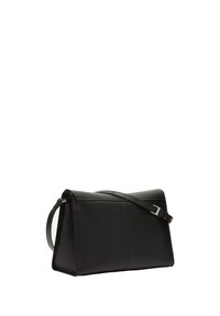 Czarna skórzana torba na ramię o strukturowanym kształcie, regulowanym pasku i minimalistycznym wzornictwie. Posiada gładką fakturę i czyste linie.