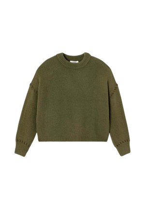 Pull en tricot vert olive avec col rond, manches longues, poignets et ourlet côtelés, présentant des détails subtils en couture sur les manches.