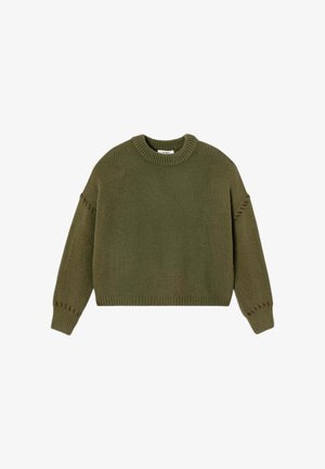 Pull en tricot vert olive avec col rond, manches longues, poignets et ourlet côtelés, présentant des détails subtils en couture sur les manches.
