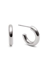 Pendientes de aro de plata con un diseño liso y redondeado y un acabado pulido. Cuentan con un cierre para un uso seguro.