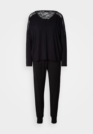 Ensemble noir de vêtements d'intérieur à manches longues avec des détails en dentelle sur les épaules et le haut du dos, comprenant un haut à col en V et un pantalon fuselé.