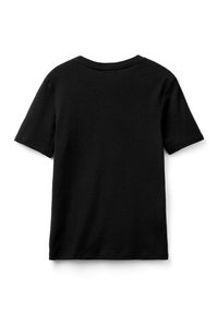 Czarny, gładki t-shirt z krótkim rękawem wyeksponowany z tyłu na białym tle.