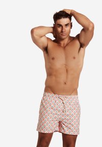 Badbyxor i ett mönster av rosa, blå och vita diamanter; elastisk midja med dragsko; lätt tyg; knälång design.