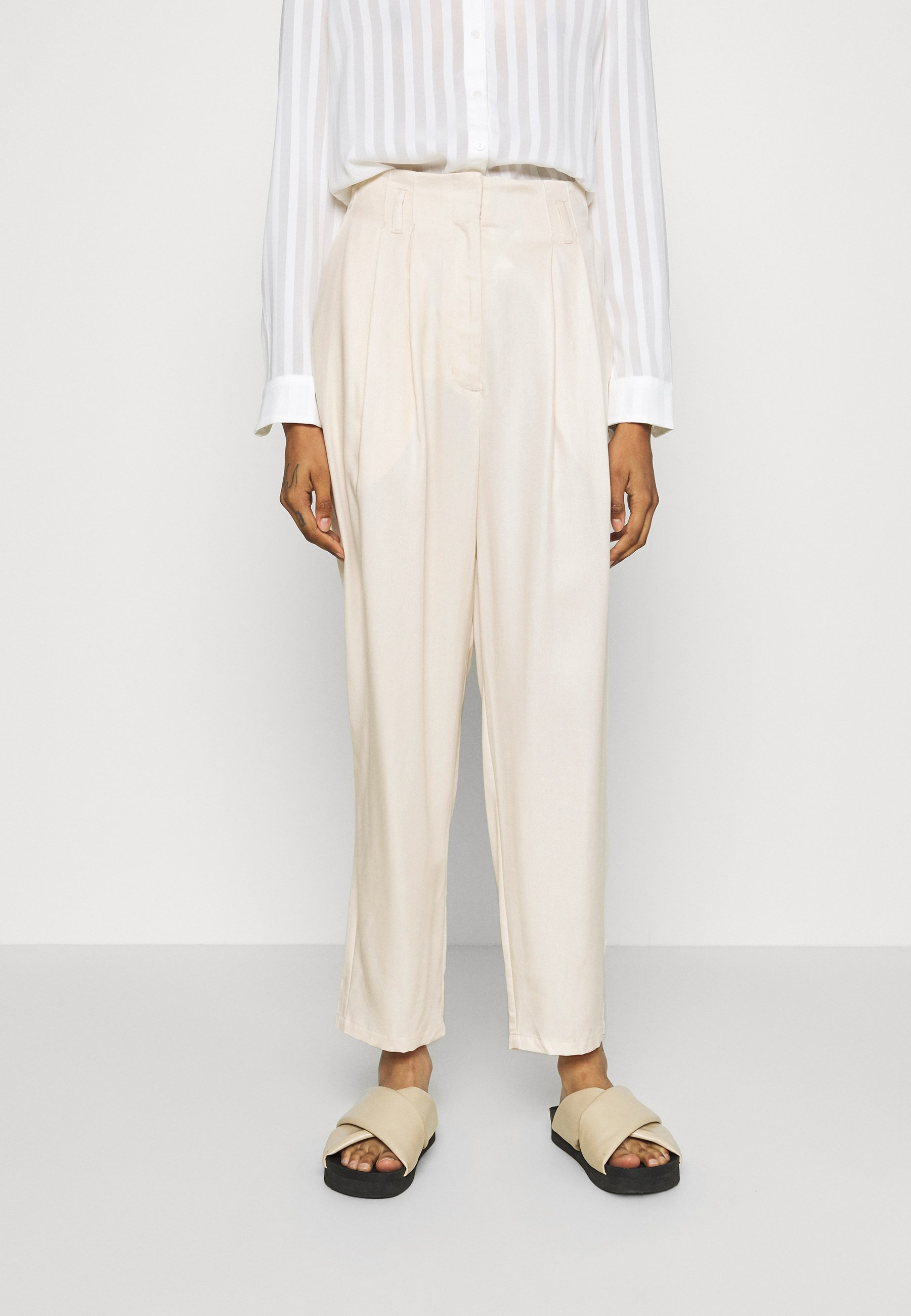 Monki SADIE TROUSERS Bukse white dusty light Zalando.no Monki CILLA TROUSERS - Bukse - white light