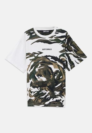 Korte mouwen witte t-shirt met een groen en bruin camouflage tijgerprint, met de tekst "JUST CAVALLI" in het zwart op de borst.