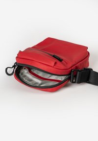 Borsa a tracolla in nylon rosso con tasca frontale con zip, design elegante, tracolla nera regolabile e rivestimento interno argento.
