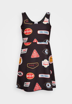 MINI DRESS IN BADGES PRINT  - Kjole - black