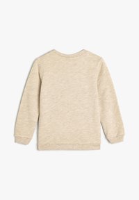 Sudadera beige con acabado texturizado, cuello redondo y puños acanalados. Diseño sencillo, sin patrones ni elementos visibles.