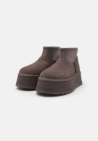 UGG CLASSIC MINI DIPPER - Botines con plataforma - thundercloud