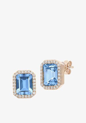 Kuusnurkse helesinise vääriskiviga kõrvarõngad, mida ääristavad väikesed läbipaistvad kivid, roosakuldse metallraami ja läikiva viimistlusega.