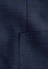 Tissu texturé bleu marine, tissé avec un motif subtil. Présente une surface lisse avec de fins fils créant une apparence structurée.