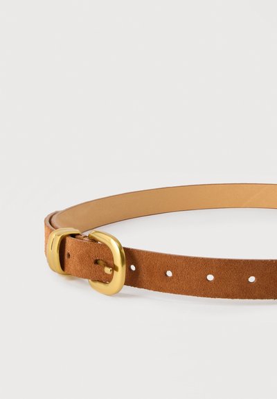 Καφέ ζωνάρι από σουέντ με χρυσή μεταλλική πόρπη και επτά τρύπες ρύθμισης, τοποθετημένο επίπεδα σε λευκή επιφάνεια.