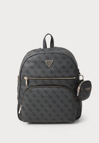 Zaino in tessuto nero con superficie testurizzata, numerosi scomparti con zip, accessori in tonalità dorata e una piccola tasca portafoglio attaccata.