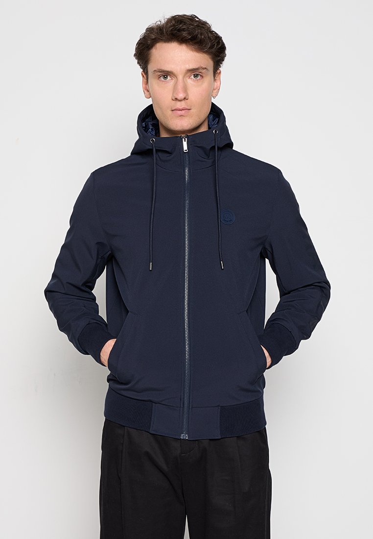 Felpa zip con cappuccio blu navy, dotata di cappuccio regolabile con cordino, tasche laterali e polsini a coste. Tessuto liscio con dettaglio del logo sul petto.