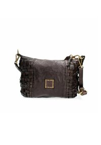 Borsa a spalla in pelle marrone con texture intrecciata su un lato, accentuata da borchie quadrate, hardware dorato e tracolla regolabile.