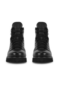 Czarne skórzane buty trekkingowe z wysoką cholewką, metalowymi oczkami, solidnymi sznurowadłami i teksturowaną powierzchnią, wyposażone w grubą gumową podeszwę zapewniającą trwałość.