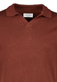 Maglione marrone slim fit con collo a coste e apertura a scollo a V, con etichetta del marchio Lindbergh bianca all'interno del collo.