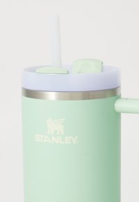 Mintgrønn Stanley isolert kopp med håndtak, metallkant, klar lokk og hvit gjenbrukbar sugerør, designet for varme eller kalde drikker.