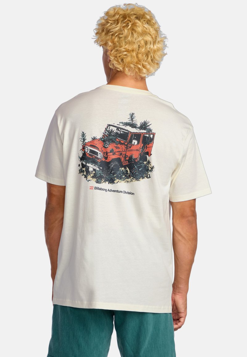 Camiseta de manga corta crema con un gráfico colorido de un jeep vintage naranja con plantas, etiquetada "Billabong Adventure Division".