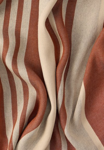 Υφαντό ύφασμα με εναλλασσόμενες ρίγες σε χρώματα σκουριάς και κρεμ. Υφή με ορατό μοτίβο ύφανσης, που δημιουργεί βάθος και διάσταση.