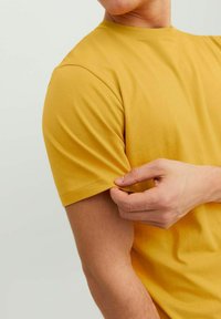 Jack & Jones JJE TEE  O-NECK  - Camiseta básica - honey gold